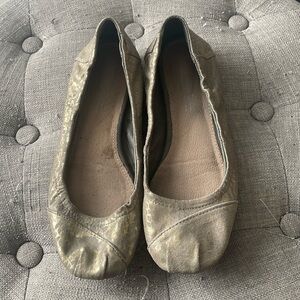 TOMS metallic flats W7